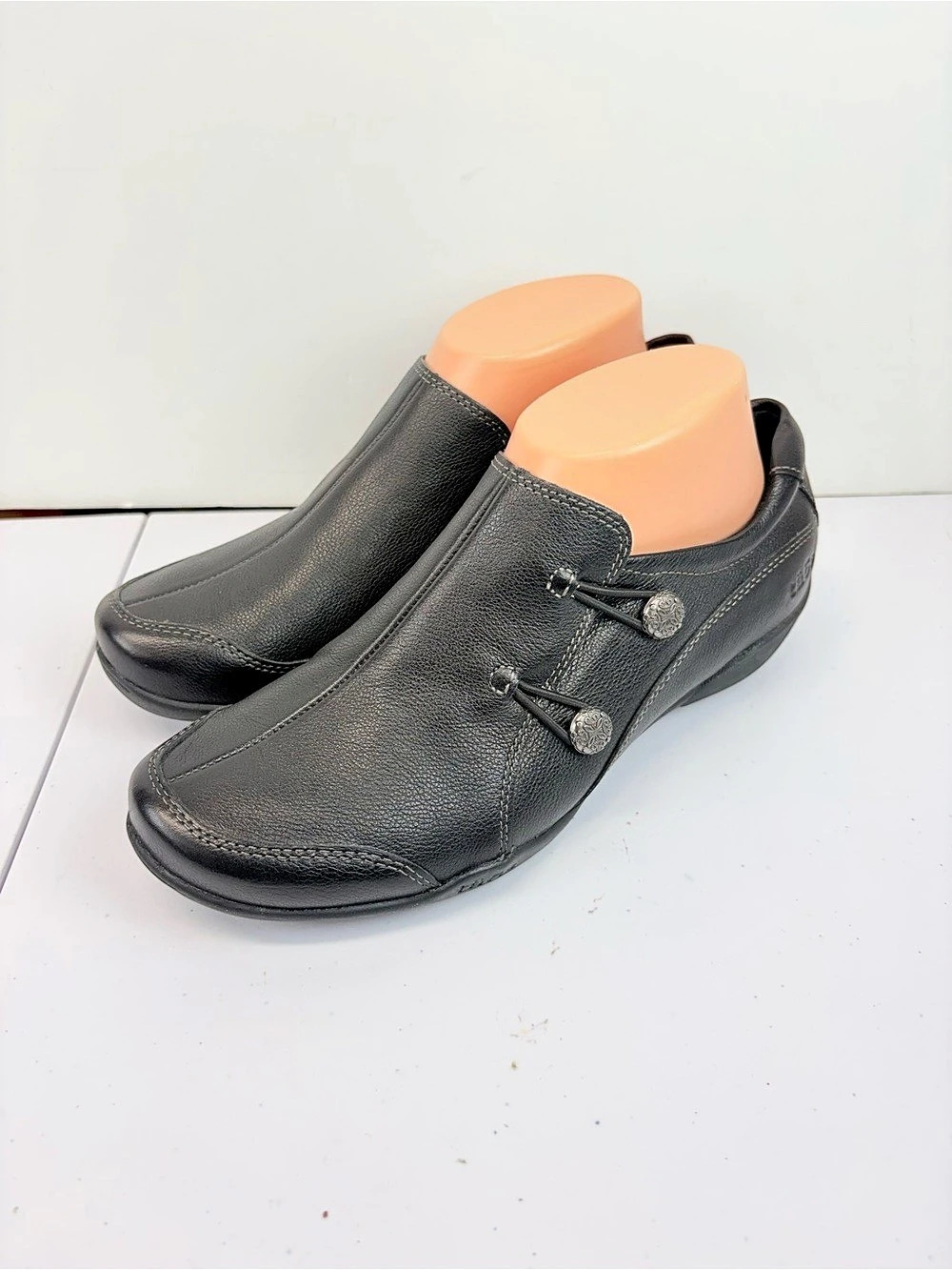 Taos Womens Size 8 Black Leather Encore Button Slip On Comfort Loafers Shoes